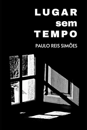A imagem é uma capa de livro com o título "LUGAR sem TEMPO" e o nome do autor, "PAULO REIS SIMÕES." O fundo é predominantemente escuro, com uma janela visível no lado esquerdo. A janela tem vários vidros, e a luz entra por lá, projetando sombras no chão. A luz e as sombras criam um contraste contra o fundo escuro, enfatizando a portada de madeira da janela e os padrões formados pela luz.