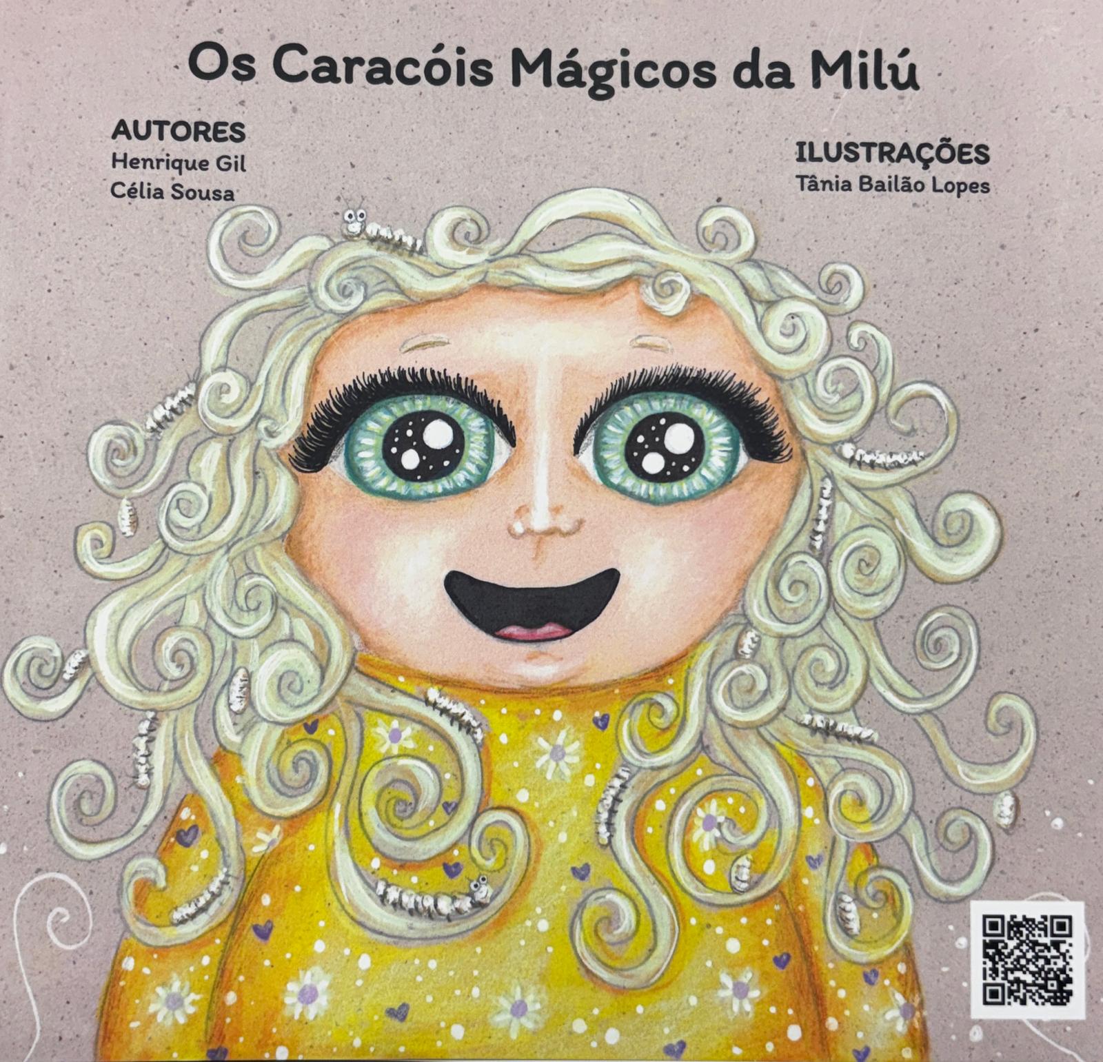 Imagem da capa do livro multiformato – Os caracóis de Milu.
Descrição da capa: Sobre um fundo bege claro com pequenos pontinhos negros, no centro está Milú, que vemos apenas da cintura para cima.
Ela é uma menina de rosto arredondado, pele clara, grandes olhos verdes brilhantes como estrelas e pestanas longas negras. Tem o nariz fino e um sorriso largo.
Os cabelos de Milú são caracóis bem definidos, louros, bem clarinhos e com movimento. Nalguns caracóis estão pequenas lagartas com anteninhas e muitas patinhas. São os bicho-da-seda que estão aconchegados nos caracóis da menina.
Milú veste uma camisola amarela com flores e pequenos corações lilás.
No centro, acima da cabeça de Milú, a negro está o título do livro: “ Os caracóis Mágicos da Milú” dos autores: Henrique Gil e Célia Sousa - Ilustrações: Tânia Bailão Lopes.